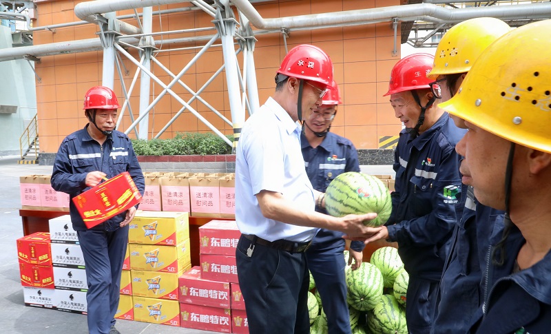 送清涼 聚合力 解難題 鼓干勁——張超暉走進(jìn)基層慰問一線職工并調(diào)研指導(dǎo)工作